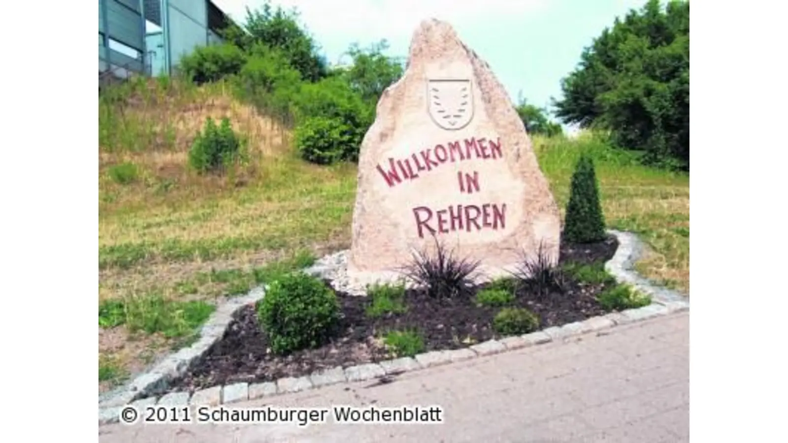 Ein Findling begrüßt die Besucher am Ortseingang (Foto: red)