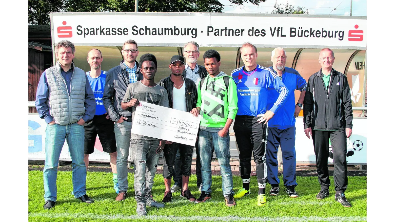 Stollenschuh und Sporthose für junge Kicker (Foto: bb)