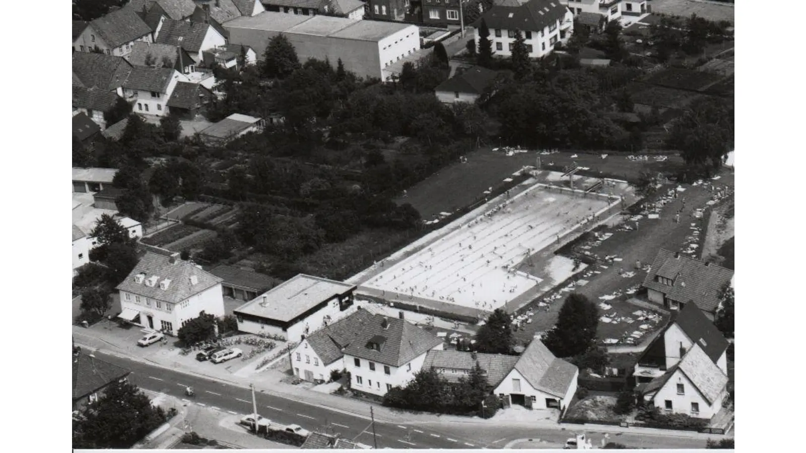 Dieses Luftbild zeigt das Freibad nach der Fertigstellung 1975. (Foto: Archiv Museumslandschaft Amt Rodenberg)