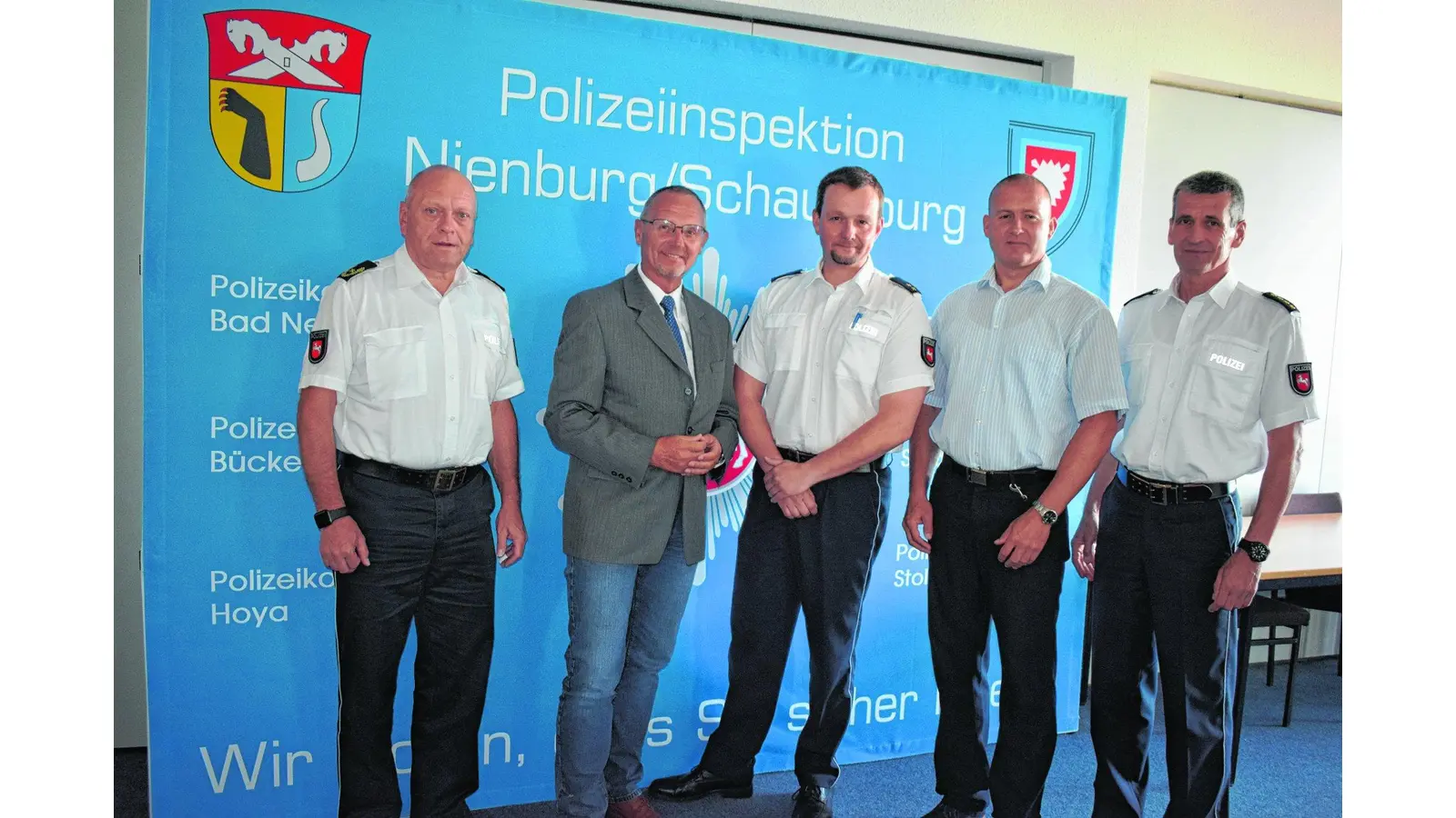 Polizeioberrat Marcel Bente (Mitte)mit Kriminaldirektor Andreas Tschirner und dem Leitenden Polizeidirektor Frank Kreykenbohm (aussen rechts) sowie Polizeipräsident Uwe Lührig und Vizepräsident Bernd Wiesendorf (aussen links) (Foto: jb)