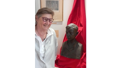 Museumsleiterin Sybille Schlusche freut sich über das neue Ausstellungsstück. (Foto: privat)
