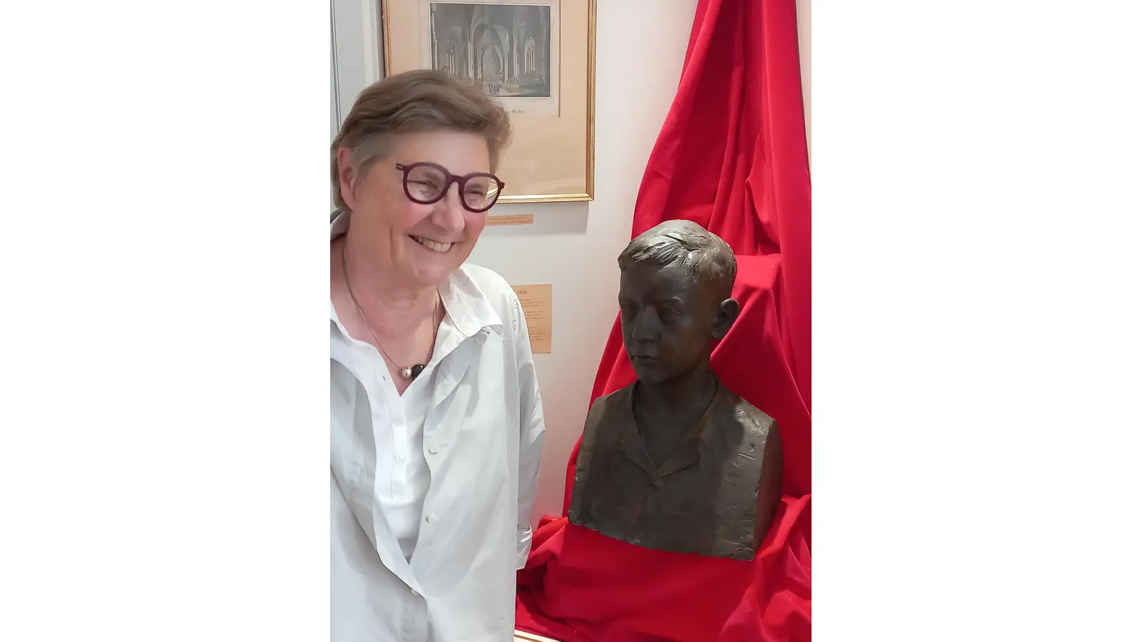 Museumsleiterin Sybille Schlusche freut sich über das neue Ausstellungsstück. (Foto: privat)