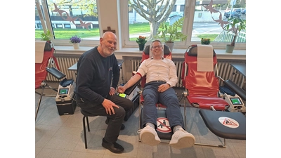 Peter Lampe bedankt sich bei Marco Ampf für seine 66. Blutspende. (Foto: privat)