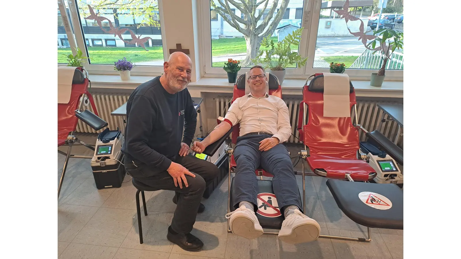 Peter Lampe bedankt sich bei Marco Ampf für seine 66. Blutspende. (Foto: privat)