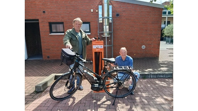 Helmut Spitzer (li.), Vorsitzender des Ausschusses für Jugend, Kultur und Sport, sowie Bürgermeister Wilfried Mundt stellen die neue Fahrrad-Reparaturstation.  (Foto: privat)