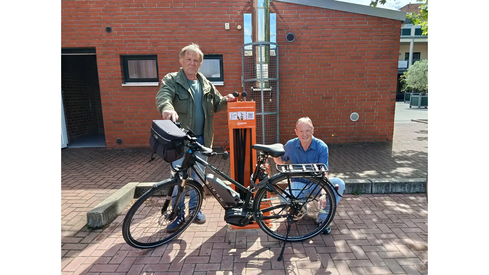 Helmut Spitzer (li.), Vorsitzender des Ausschusses für Jugend, Kultur und Sport, sowie Bürgermeister Wilfried Mundt stellen die neue Fahrrad-Reparaturstation.  (Foto: privat)