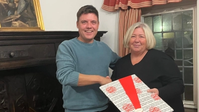 Geschenk überreicht: Patrick Meyer und Christiane Schweer. (Foto: privat)