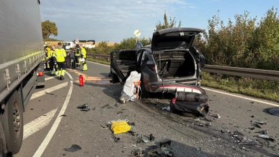 An der Unfallstelle. Die Rettungskräfte im Einsatz. (Foto: Feuerwehr)