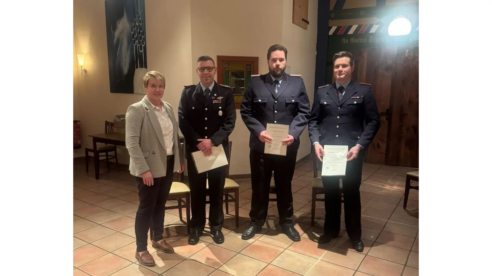 Samtgemeindebürgermeisterin Svenja Edler überreicht die Ernennungsurkunden an das neue Führungstrio der Feuerwehr Lüdersfeld/Vornhagen. (Foto: privat)