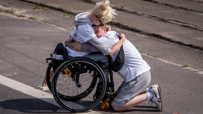 Teilnehmer des „Wings for Life World Run” feiern im polnischen Poznan, nun wird ein solcher Lauf auch in Hespe veranstaltet.  (Foto: Sebastian Wolny/Wings for Live World Run)
