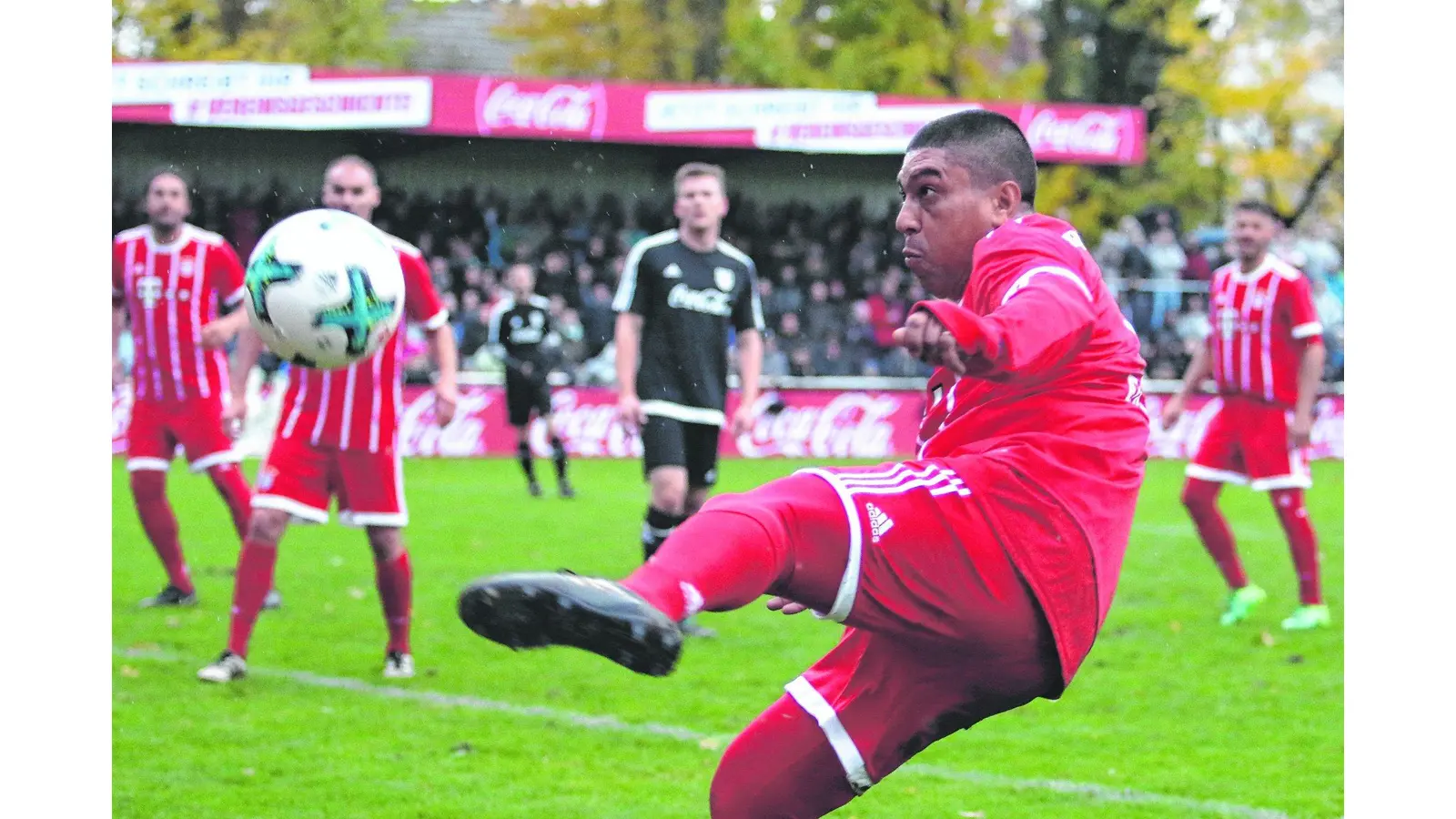 Applaus für Hobbykicker und Fußballlegenden (Foto: red)