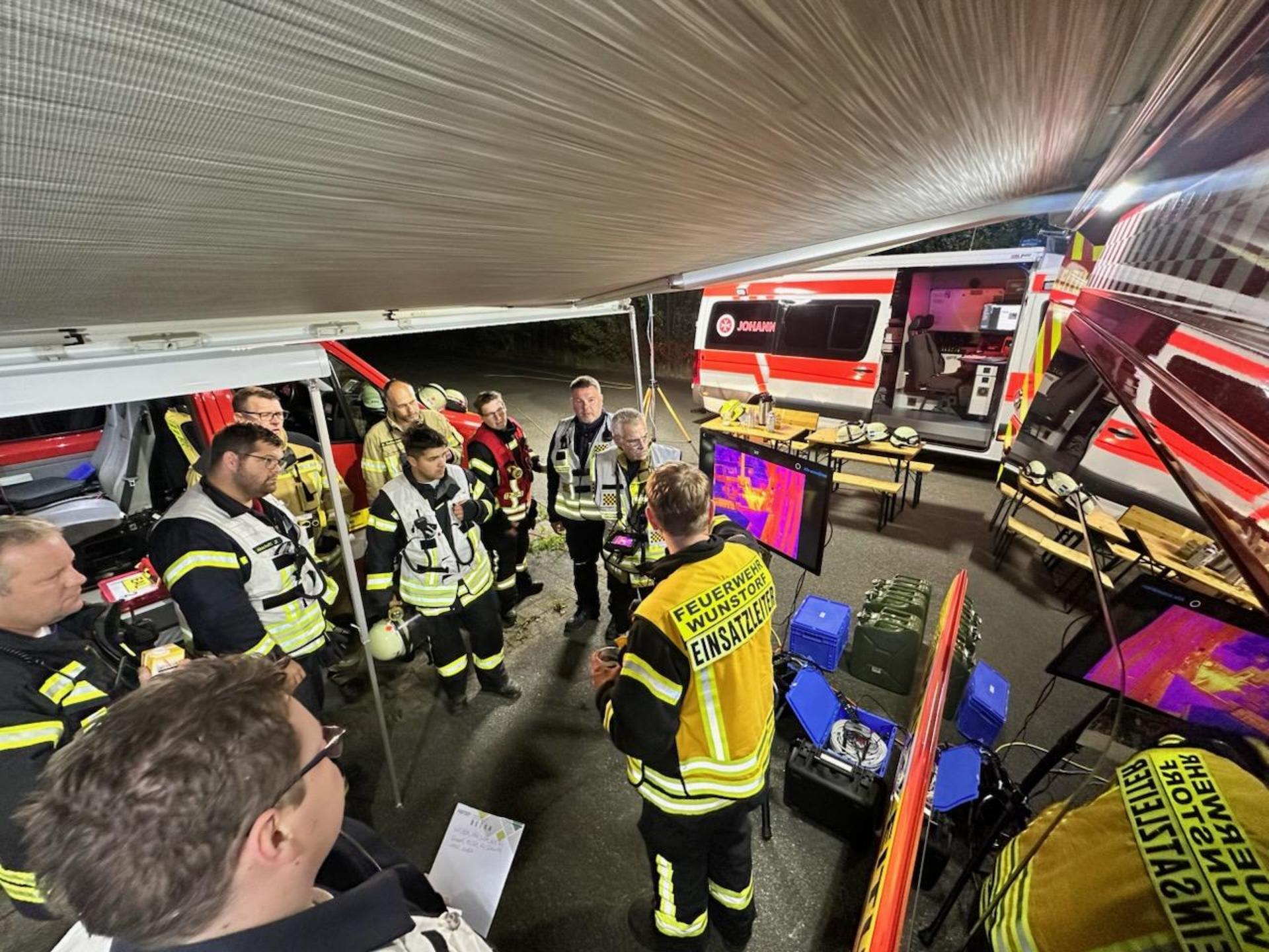 Vor Ort: Einsatzkräfte der Feuerwehr bei einer Besprechung. (Foto: Feuerwehr)
