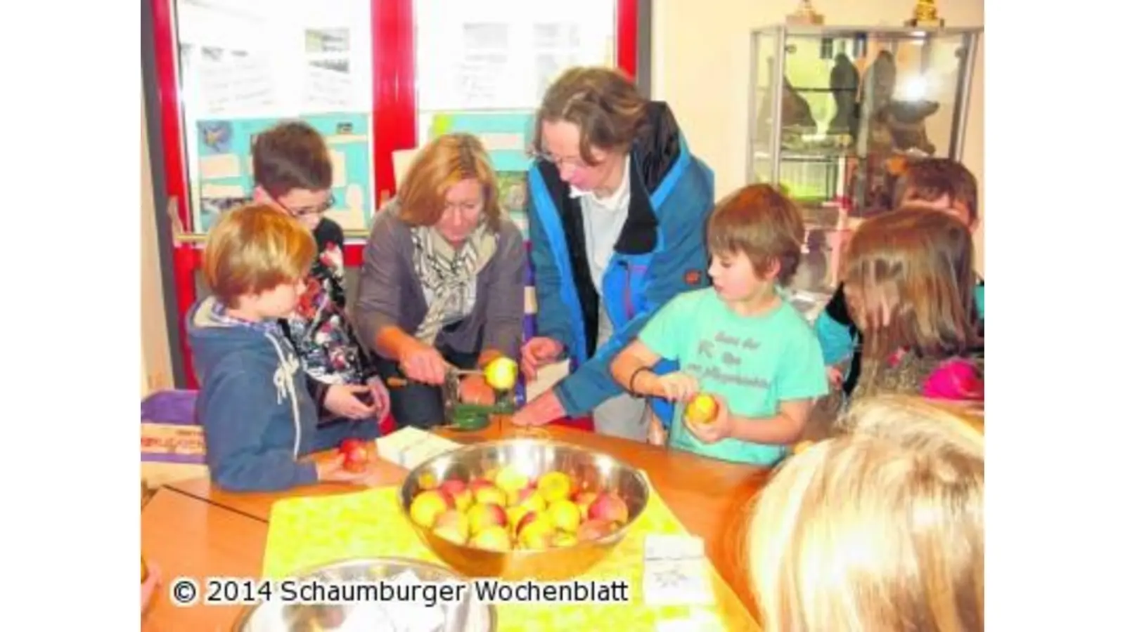 Kiloweise Äpfel für junge Schüler (Foto: al)