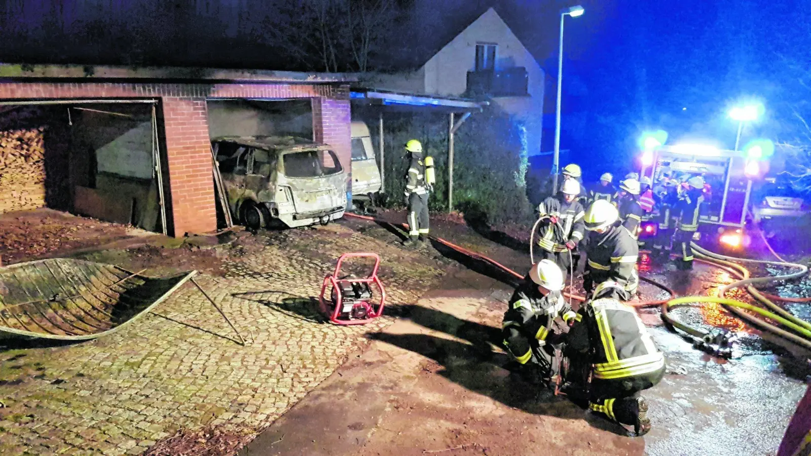 Ein PKW in einer Garage brennt vollständig aus (Foto: jb)