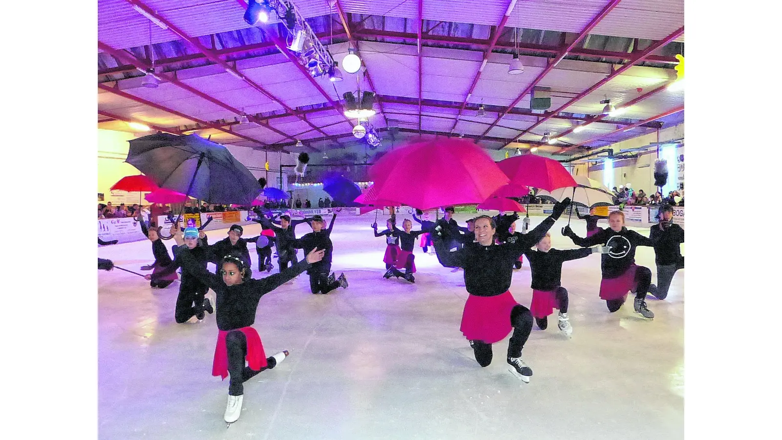 Schlittschuhe und Regenschirme (Foto: al)