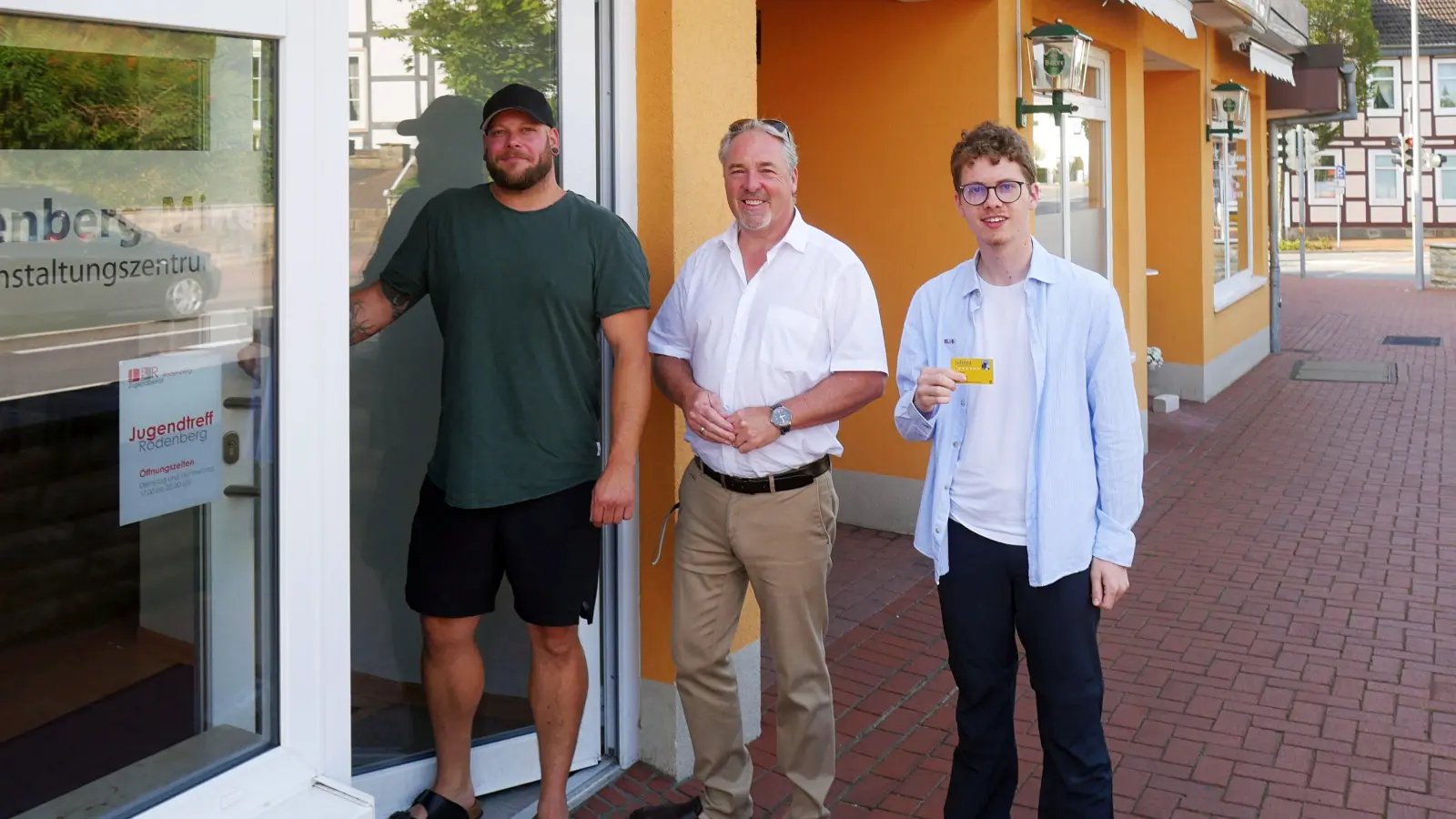 Jugendpfleger Timo Leifheit (v.li.), Samtgemeindebürgermeister Thomas Wolf und Jannik Haschke konnten den Neustart vom Jugendtreff vollziehen. (Foto: gk)