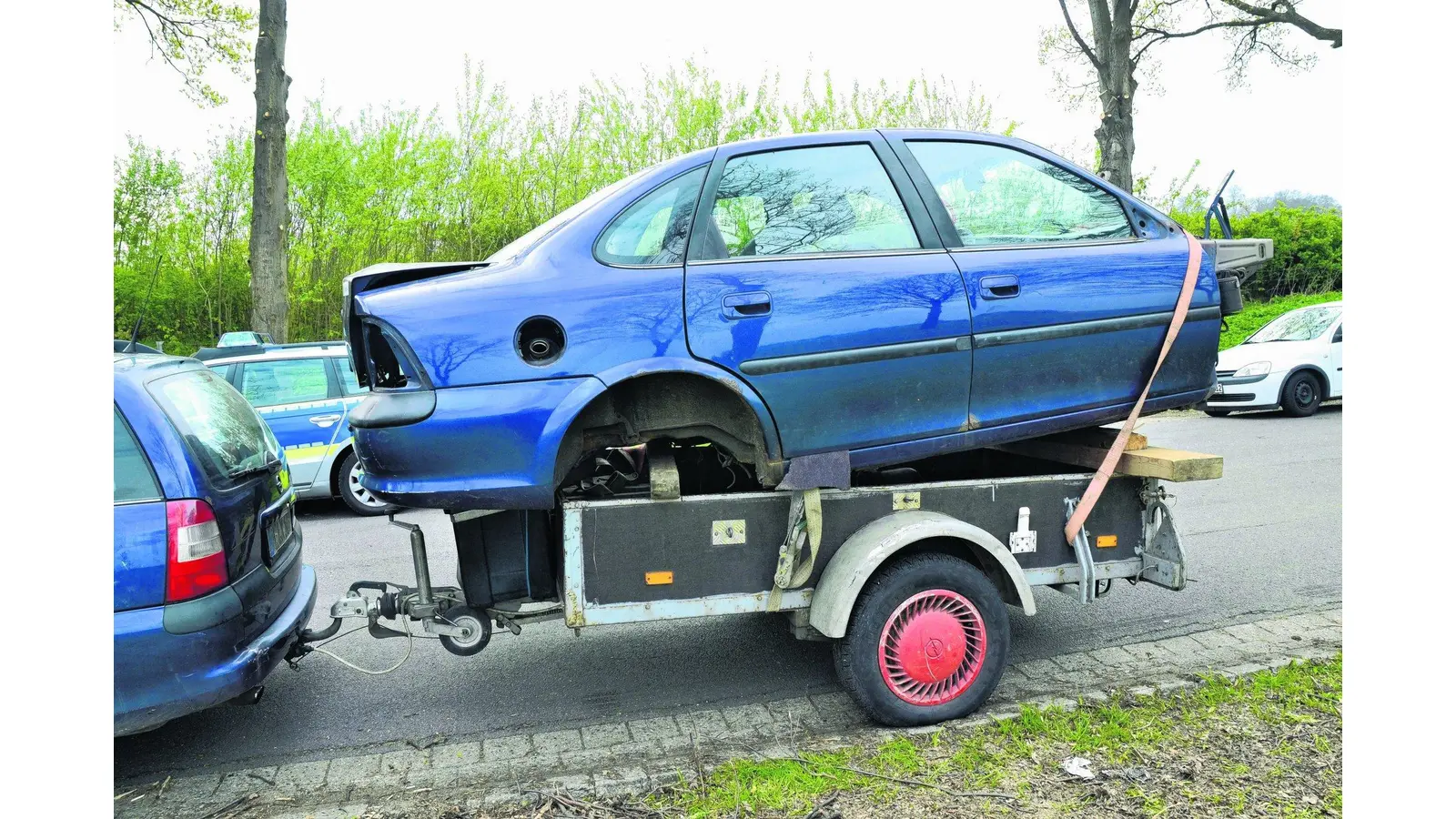 Abenteuerliches Gespann auf der Bundesstraße 65 (Foto: gr)