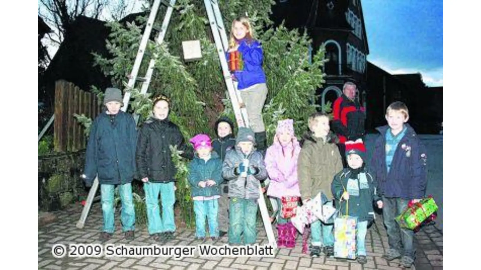 Baumschmücken der Dorfgemeinschaft (Foto: tt)