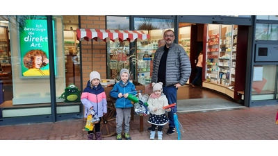 Mit der Preisübergabe vor der B33-Apotheke fand die Aktion ihren Abschluss. Die Laternen sind noch ausgestellt. (Foto: privat)