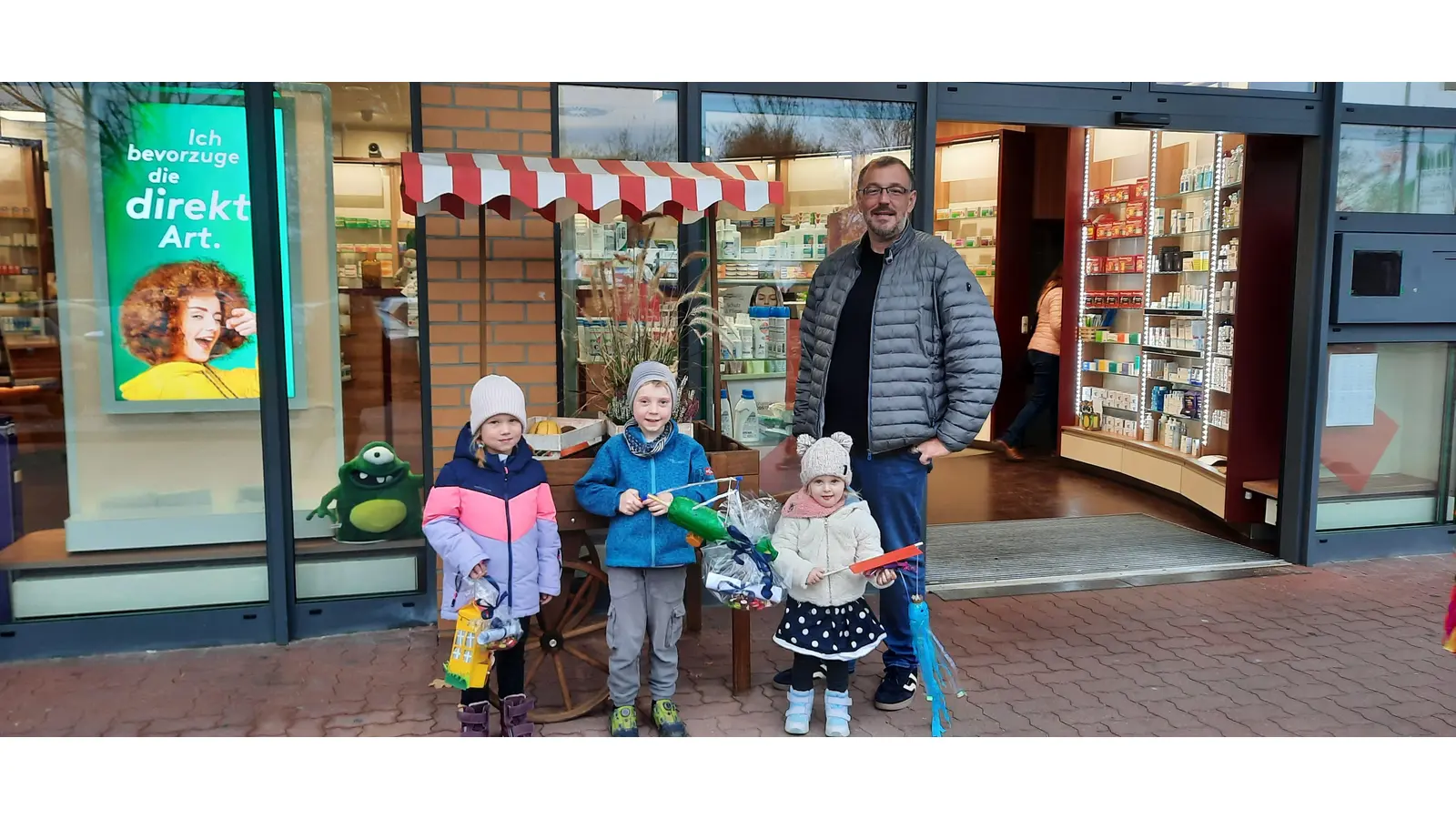 Mit der Preisübergabe vor der B33-Apotheke fand die Aktion ihren Abschluss. Die Laternen sind noch ausgestellt. (Foto: privat)