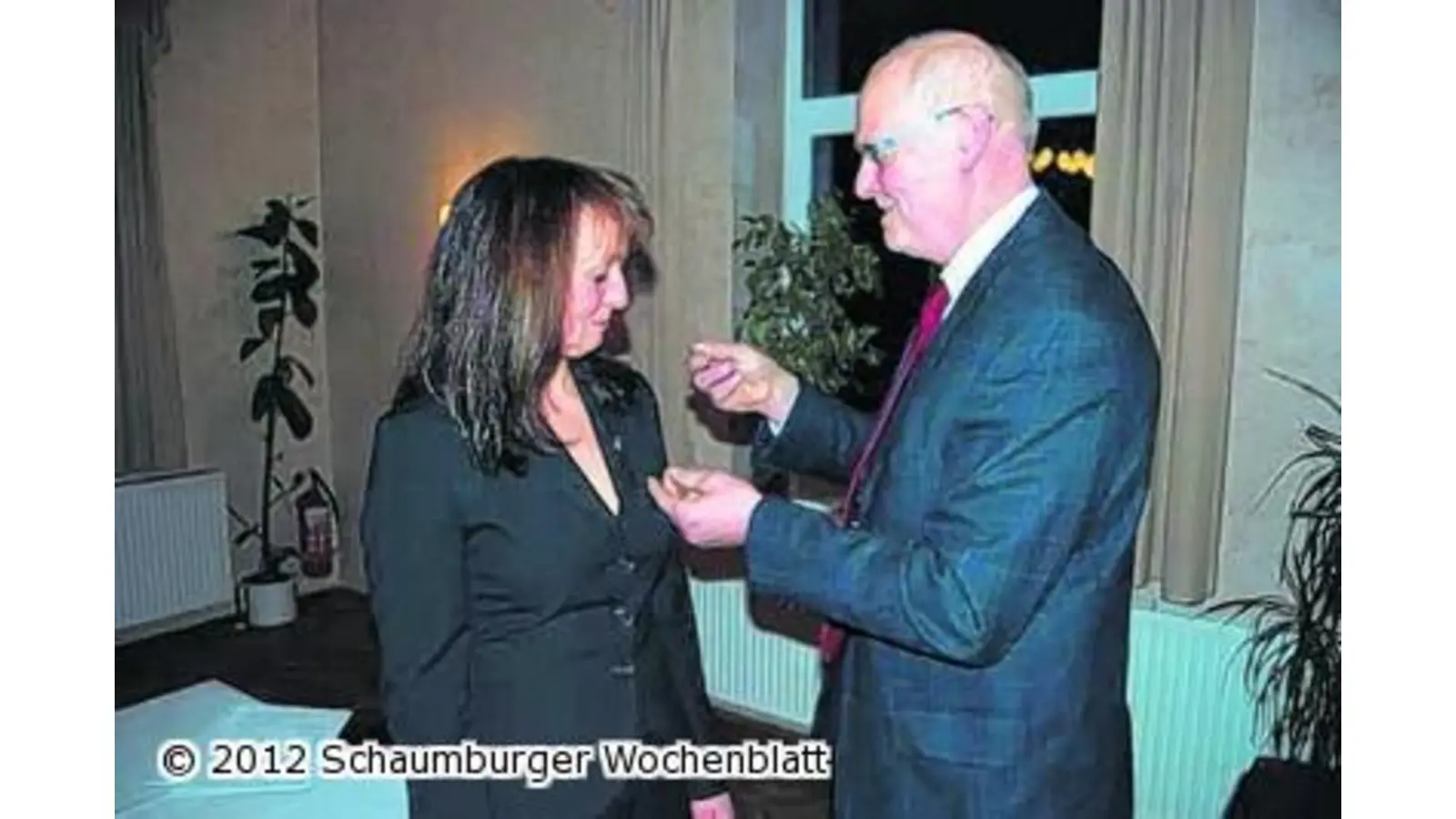 Überraschung für die erste Vorsitzende (Foto: em)