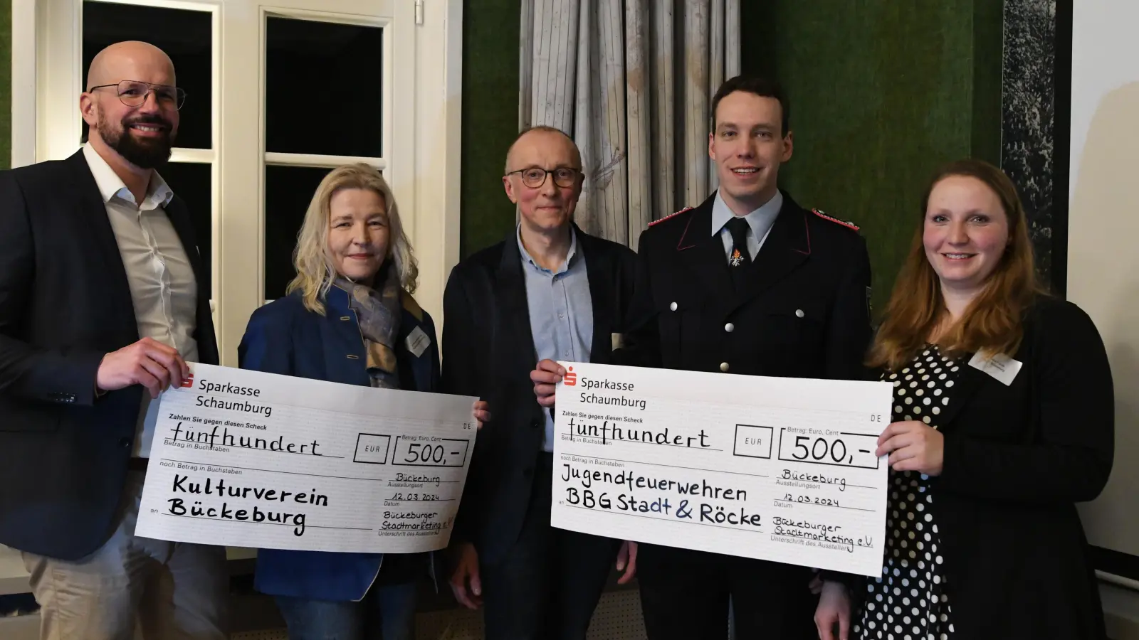 Spendenübergabe der Weihnachtsaktion: Markus Metschke, Kulturverein-Geschäftsführerin Johanna Harmening, Olaf Kruse, Tobias Hämmerling und Annika Fauth. (Foto: nd)