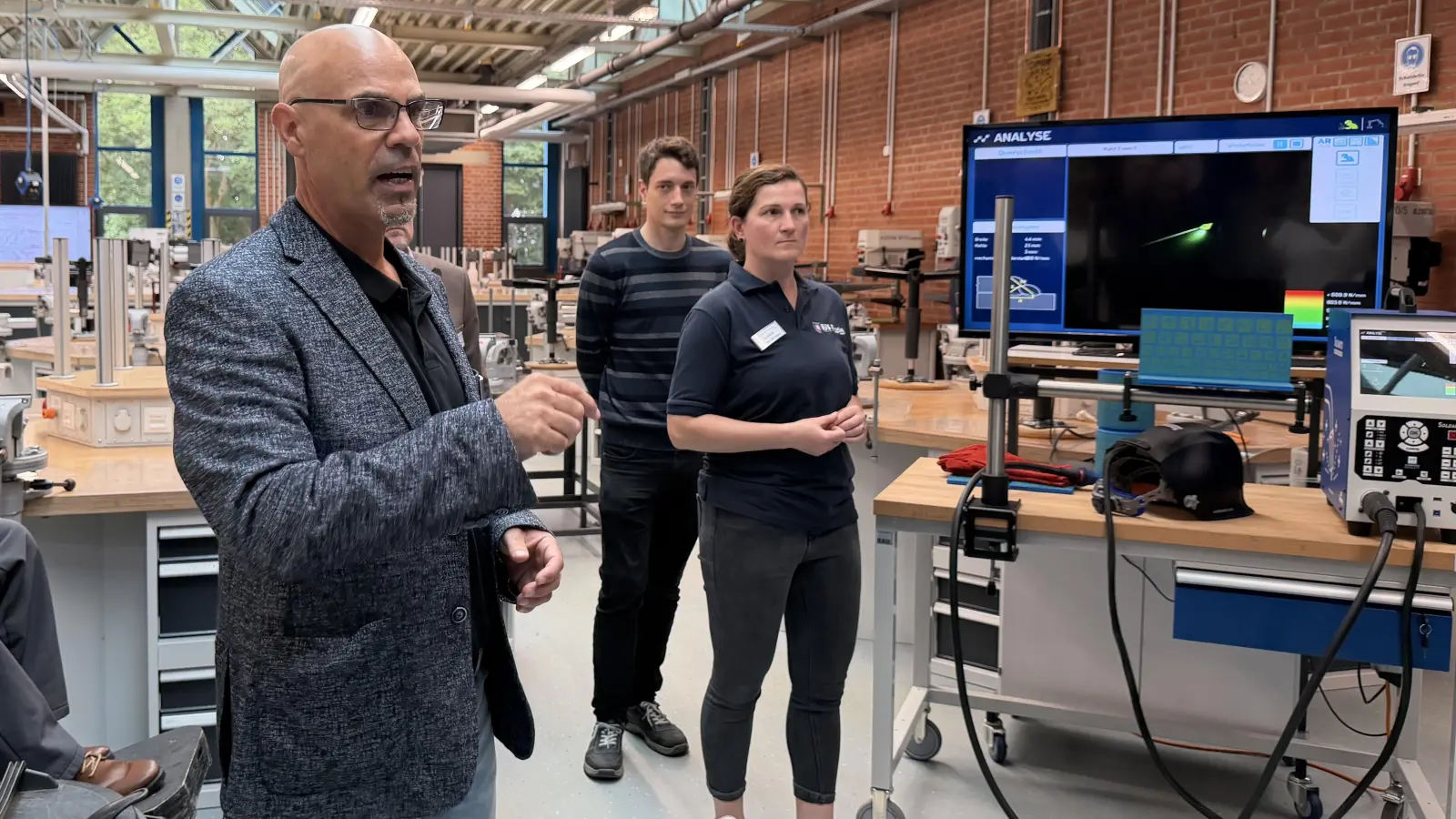 Björn König und sein Team der Lehrkräfte der BBS arbeiteten von Beginn an an der Realisierung der Generalfabrik 4.0 mit. (Foto: ste)