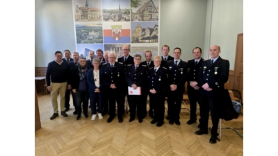 Bei der Verabschiedung waren dabei: Bürgermeister A. Wohlgemuth, stellv. Stadtbrandmeister H. Schmeding, D. Ahrens, stellv. Ortsbrandmeister Meinsen-Warber-Achum M. Vauth, Ortsbrandmeister Müsingen T. Rüthemann, D. Bruns, R. Linke, D. Meyer, S. Rietenberg, H. Riensche, S. Franke-Wöpking, Ortsbrandmeister Evesen M. Klupsch, Ortsbrandmeister Röcke K. Davidovic, stellv. Stadtbrandmeister A. Broisch und Stadtbrandmeister O. Liese. (Foto: privat)