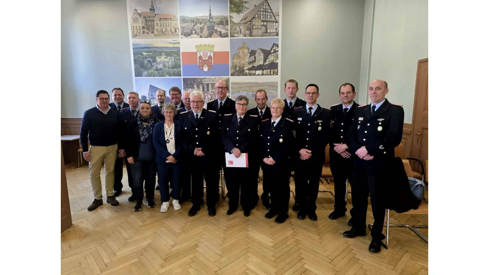 Bei der Verabschiedung waren dabei: Bürgermeister A. Wohlgemuth, stellv. Stadtbrandmeister H. Schmeding, D. Ahrens, stellv. Ortsbrandmeister Meinsen-Warber-Achum M. Vauth, Ortsbrandmeister Müsingen T. Rüthemann, D. Bruns, R. Linke, D. Meyer, S. Rietenberg, H. Riensche, S. Franke-Wöpking, Ortsbrandmeister Evesen M. Klupsch, Ortsbrandmeister Röcke K. Davidovic, stellv. Stadtbrandmeister A. Broisch und Stadtbrandmeister O. Liese. (Foto: privat)