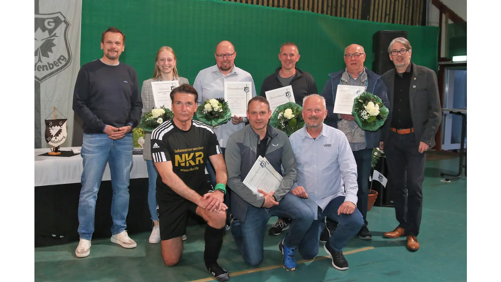 Björn Brandes (v. li.), Lea Bahe, Jürgen Busse, Stefan Hansing, Mark Funke, Stefan Goihl und Stephan Lotz werden vom Vorsitzenden Torsten Meier (re.) für herausragende sportliche Leistungen geehrt. Karl-Werner Heise (2. v. re.) wird SGR-Ehrenmitglied.<br><br> (Foto: Borchers, Bastian)