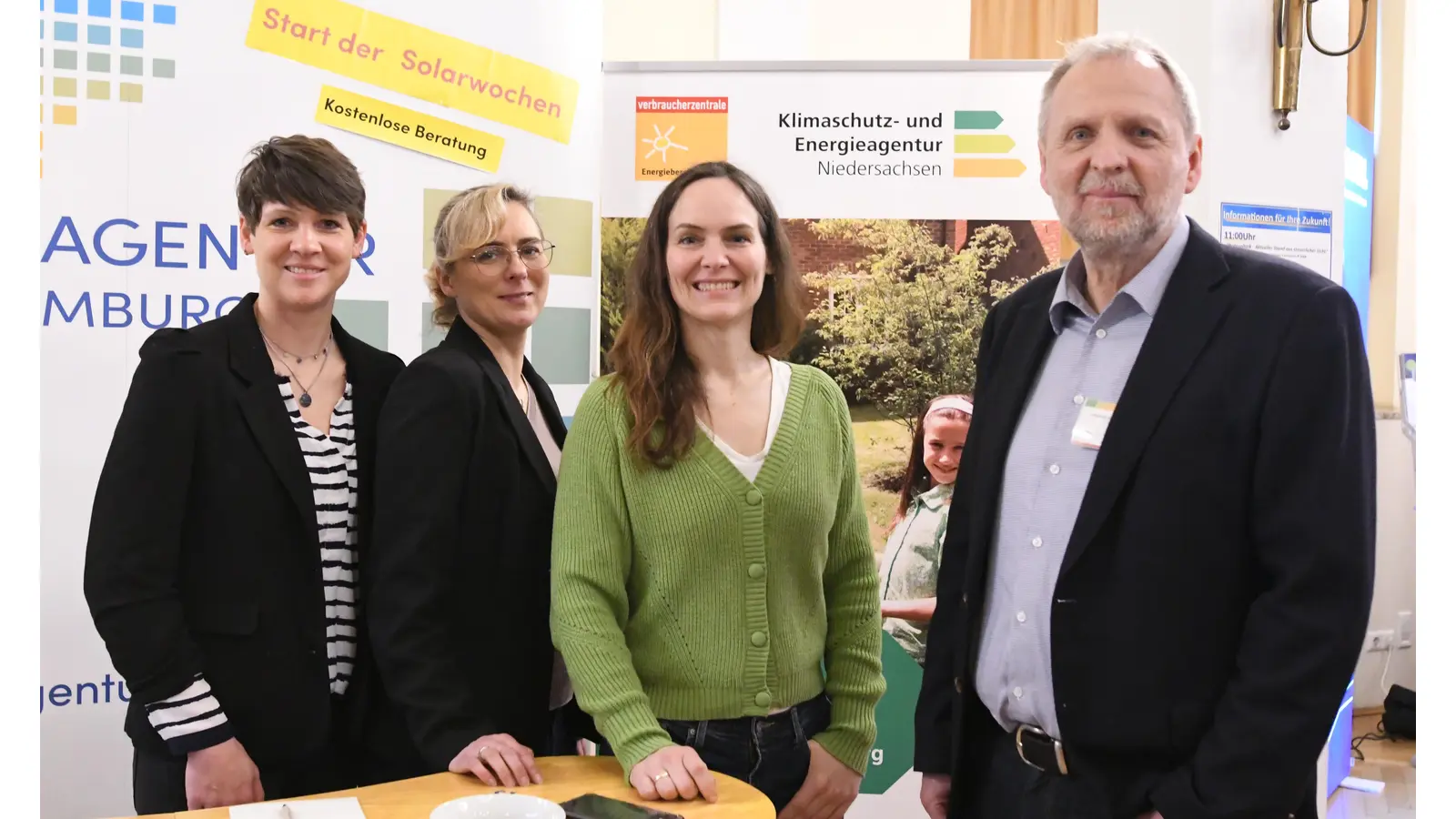 Elena Gellermann, Karina Gröger, Verena Michalek und Horst Roch informieren gemeinsam rund ums Thema Energiewende zu Hause. (Foto: nd)