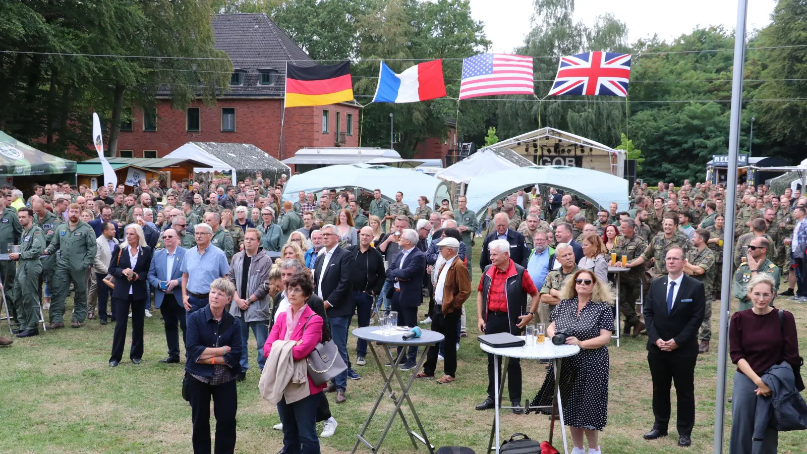 Im Rahmen des Biwaks: Meinungsaustausch zwischen Soldaten und geladenen Gästen.  (Foto: gi)