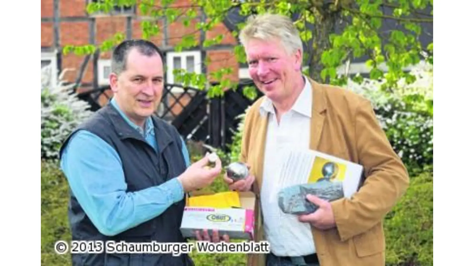 Gewinner erhält Wettkampfkugeln (Foto: em)