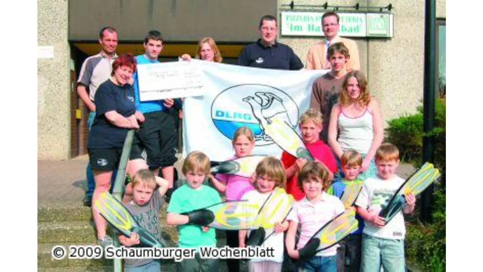 Unterstützung für die DLRG von der Volksbank (Foto: ste)