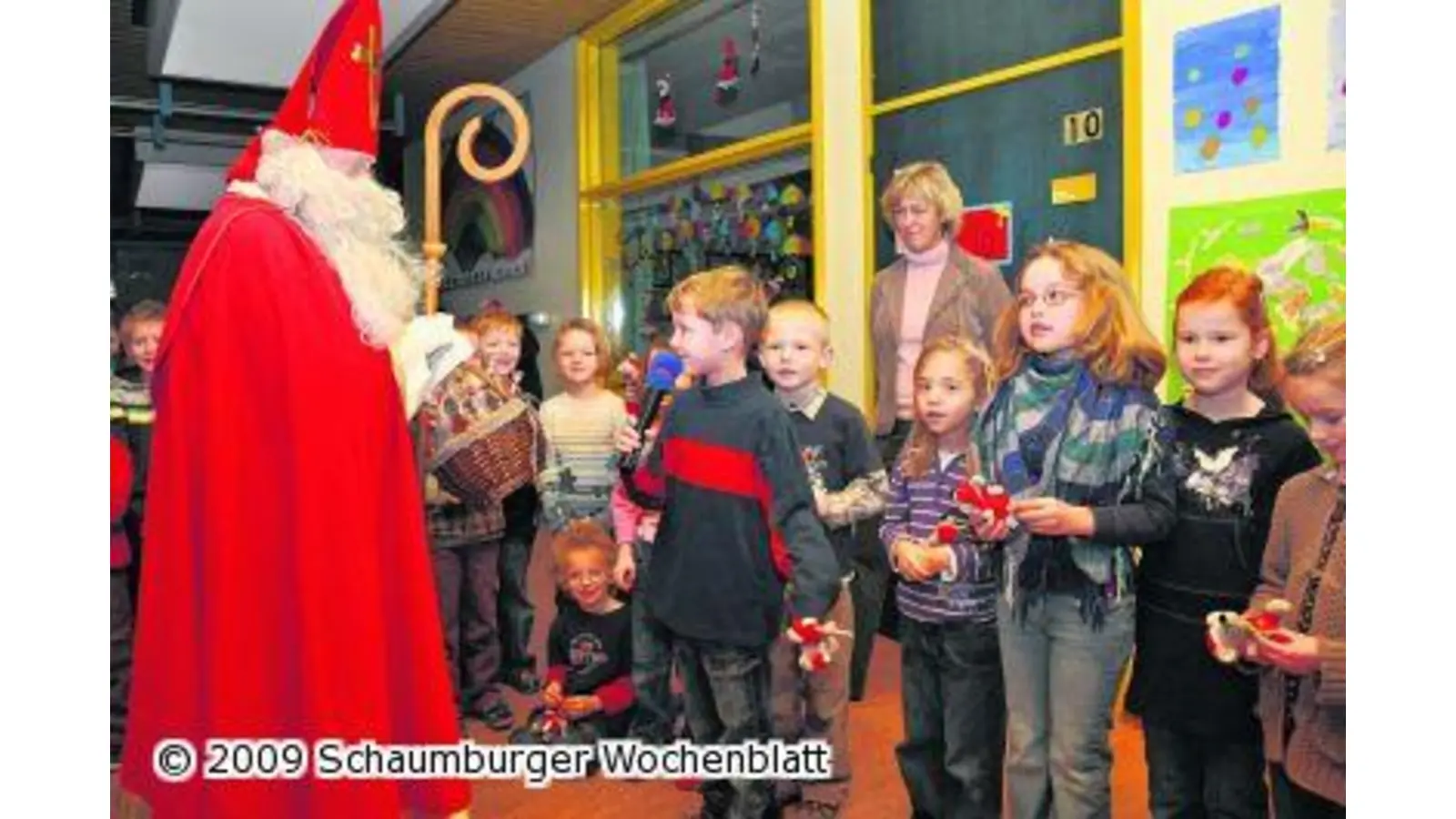 Sankt Nikolaus schenkt süße Sachen (Foto: nb)