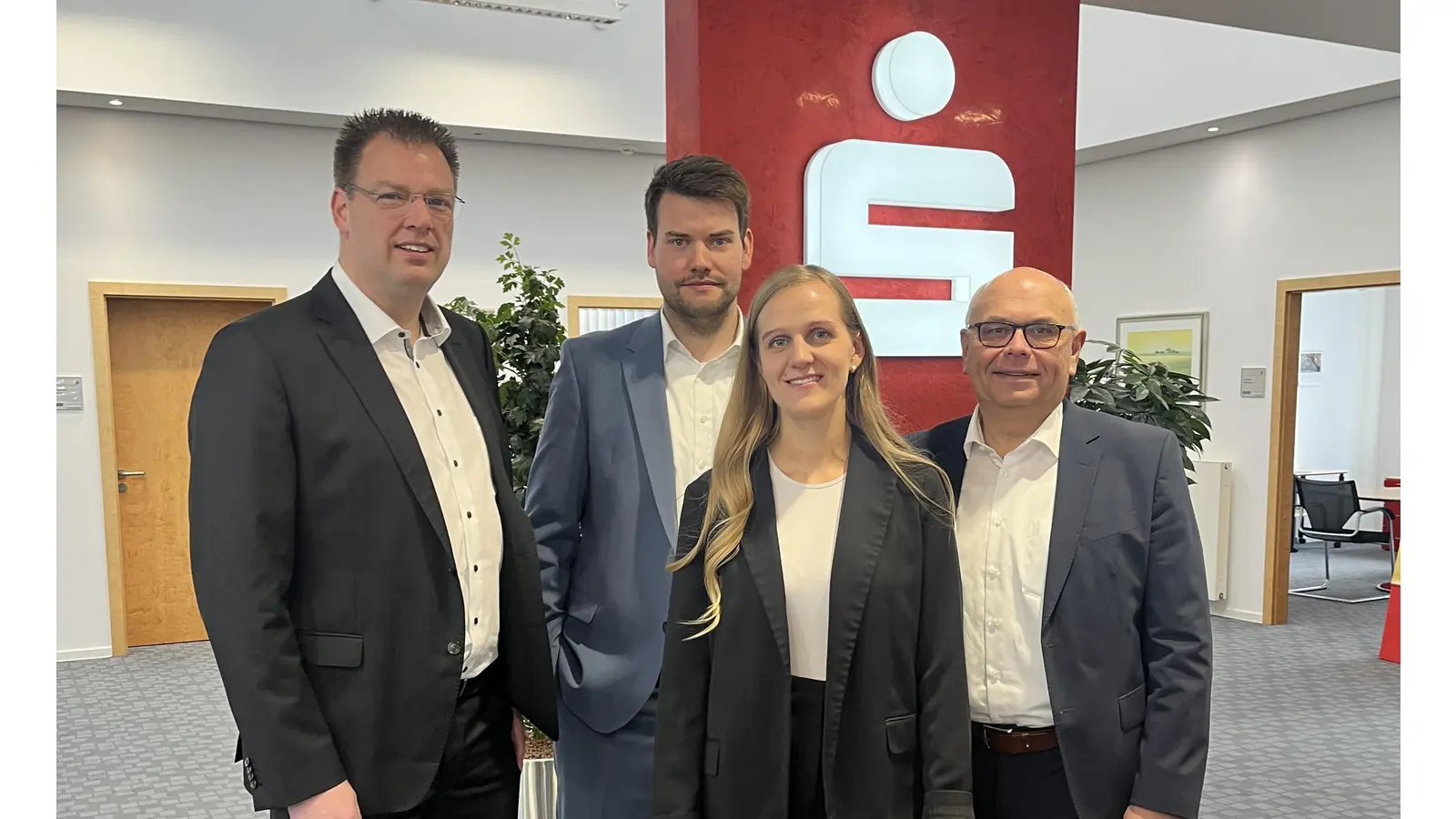 Gerd Krome (von links), Daniel Hoppe und&nbsp;Stefan Nottmeier gratulieren Karina Stemme zum neuen Posten als Leitung der Sparkasse Lindhorst. (Foto: nd)
