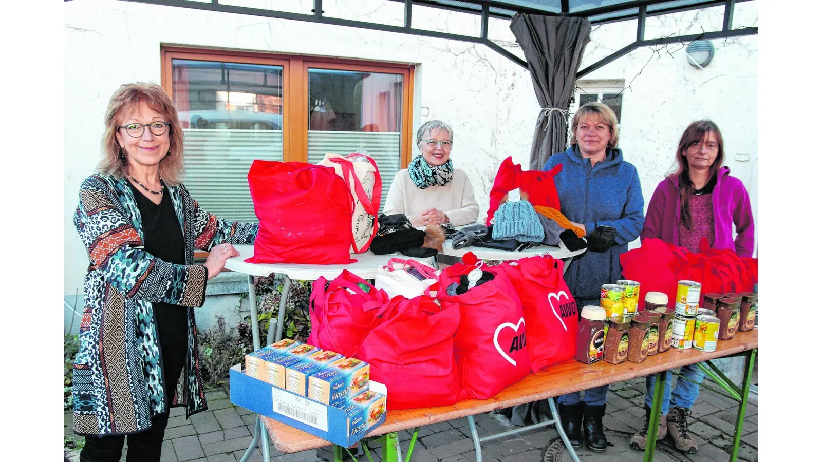 Heidemarie Hanauske (v. li.) und Helma Hartmann-Grolm von der AWO-Stiftung übergeben die Beutel im Rahmen der Weihnachtstaschenaktion an die Caroline Notzke und Frauke Harmening von der Ambulanten Wohnungshilfe. (Foto: red)