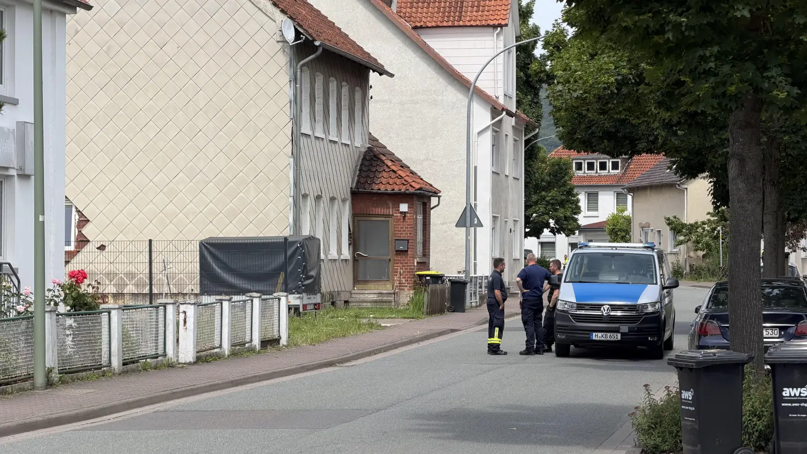 Sperrung in der Stoeveandtstraße, weil eine Flaggranate britischer Bauart mit Zeitzünder gesprengt werden muss. Evakuierungen der umliegenden Häuser in einem 300-Meter-Radius sind angelaufen. (Foto: ste)