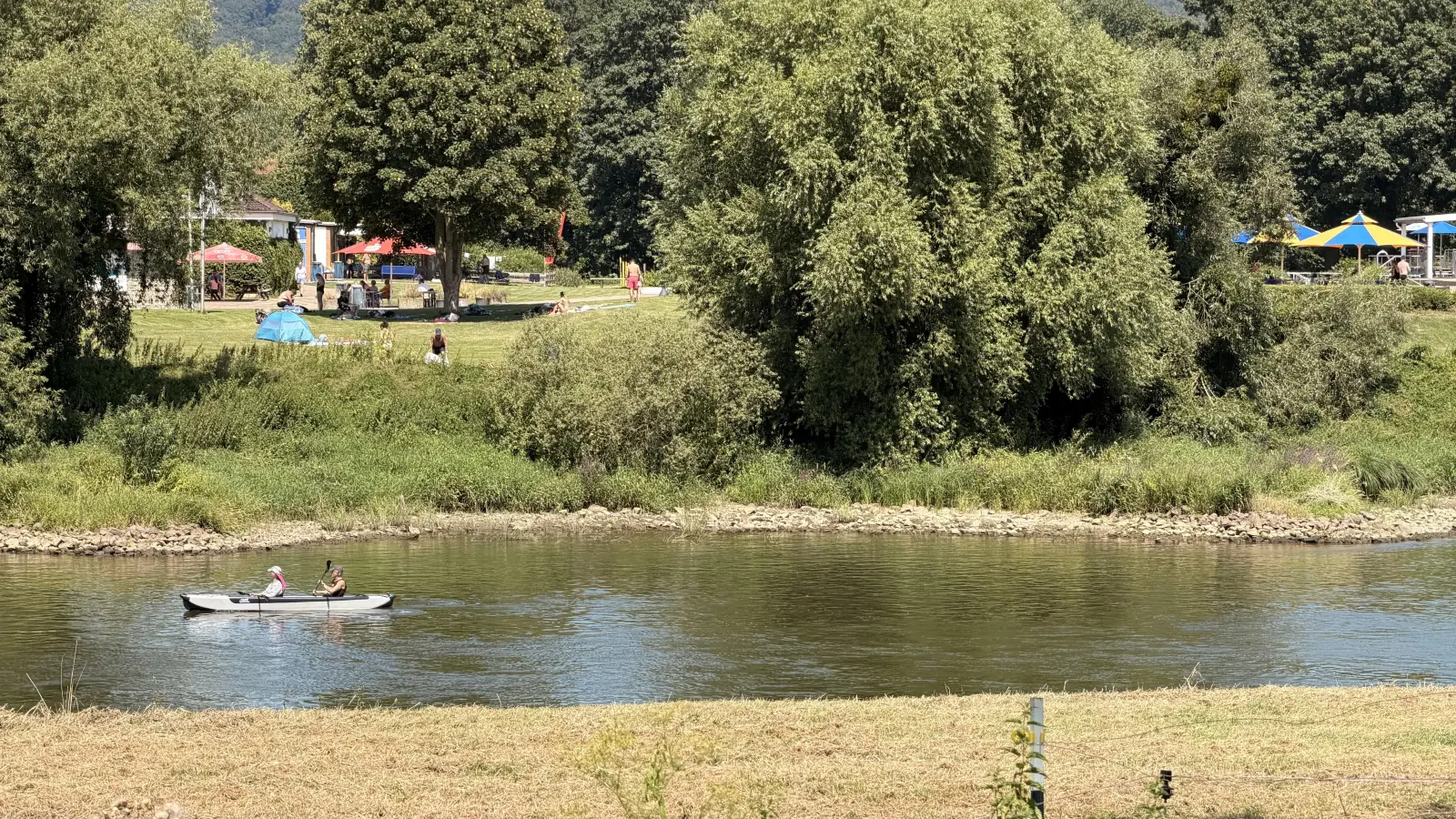 Unweit der ursprünglichen Weser-Badestelle steht das idyllische Weserangerbad mit seinem vielfältigen Angebot in den beheizten Becken. (Foto: ste)
