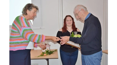 80 Jahre Vereinszugehörigkeit: Klaus-Dieter Rauch wird dafür von Maike Wagenaar ausgezeichnet.  (Foto: ste)
