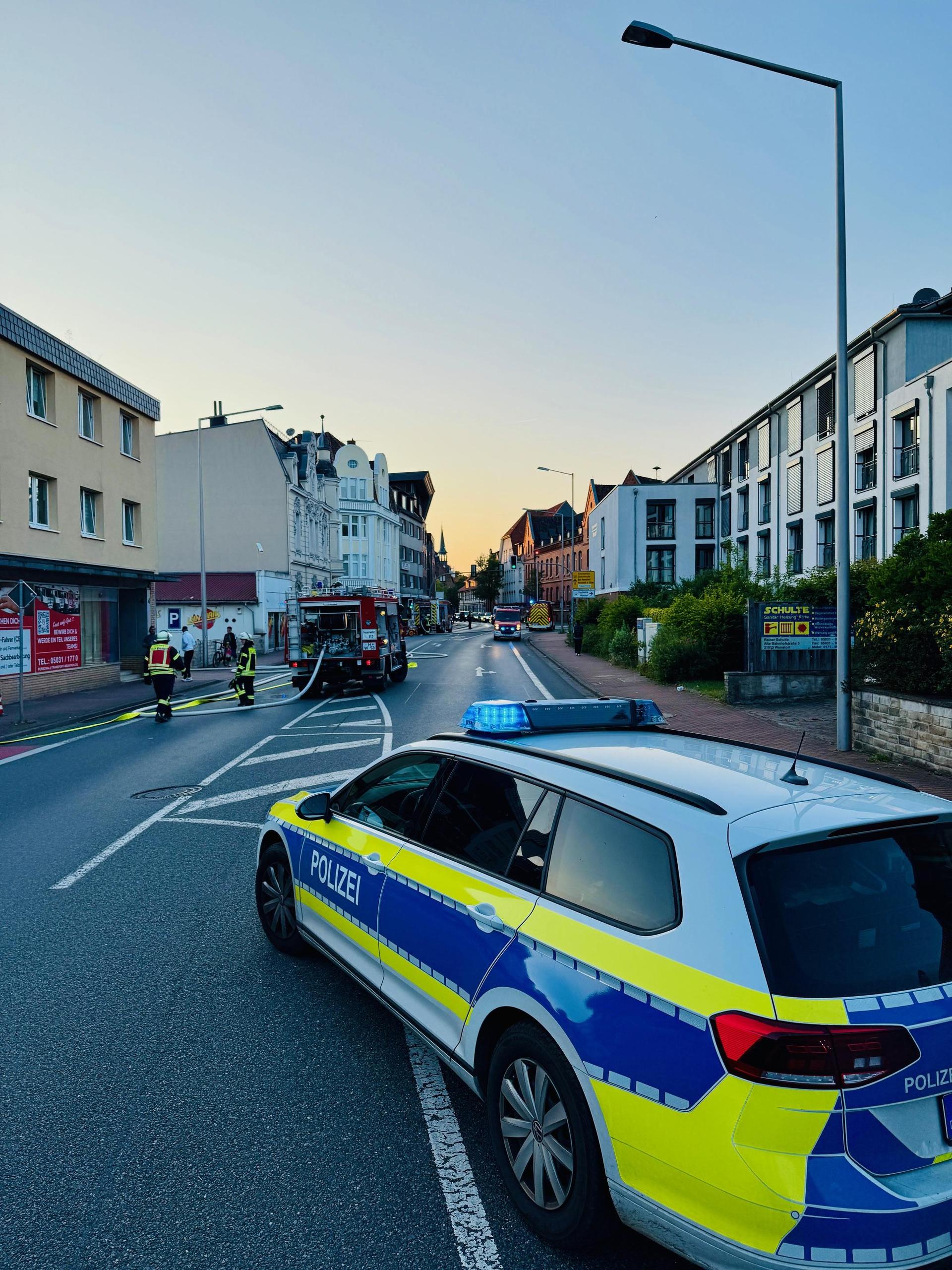 Die Feuerwehr im Einsatz: Die Alte Bahnhofstraße muss zeitweise voll gesperrt werden. (Foto: Feuerwehr)