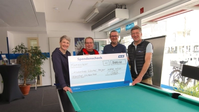 Bei der Spendenübergabe (v.li.): Nicole Brickwedel, Thomas Amberg, Stephan Kuckuck und Carsten Möller. (Foto: tau)