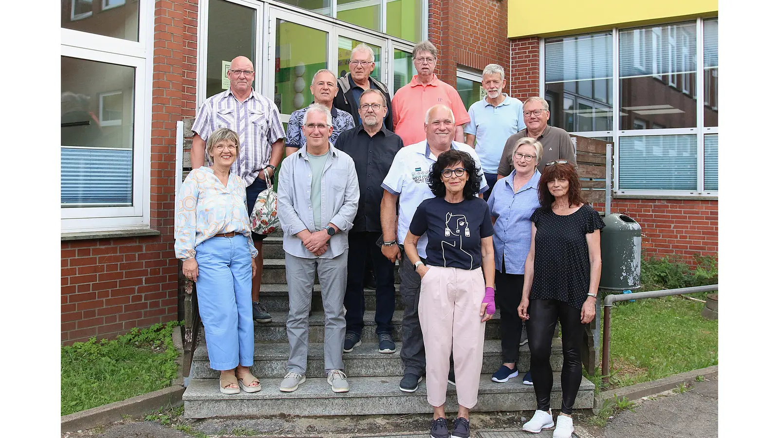 50 Jahre nach ihrem Abschluss treffen sich die ehemaligen Klassenkameraden wieder in der Sonnenbrinkschule.  (Foto: bb)