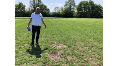 Ortsbürgermeister Reinhard Luhmann ist verärgert und vermutet, dass in Evesen „auf Sand gebaut“ wurde, denn der neue Rasenplatz ist bereits nach einem Jahr in einem schlechten Zustand. (Foto: nh)