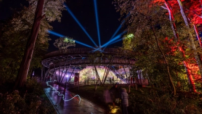 Am vergangenen Freitag, Samstag und Sonntag sorgten die LaGa Lichter für farbenprächtige Baumkronen, fantasievolle Lichtkunst und beeindruckende Walkacts. (Foto: Lennart Schmidt)