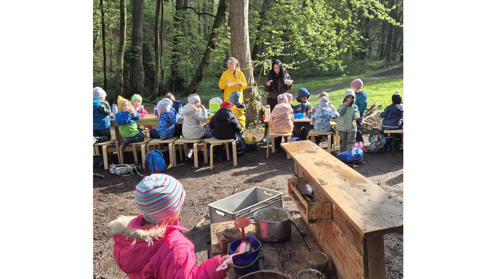 Die Mädchen und Jungen der beiden Einrichtungen frühstücken gemeinsam.  (Foto: privat)