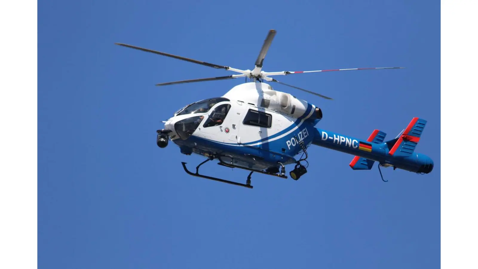 Auch ein Hubschrauber war im Einsatz auf der B442. (Foto: Symbolbild Polizei)