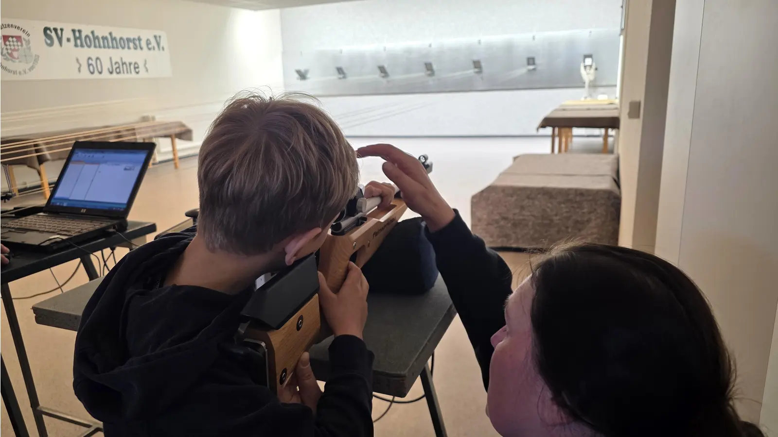 Volle Konzentration: Lichtpunktschießen auf der Anlage des SV Hohnhorst. (Foto: tau)