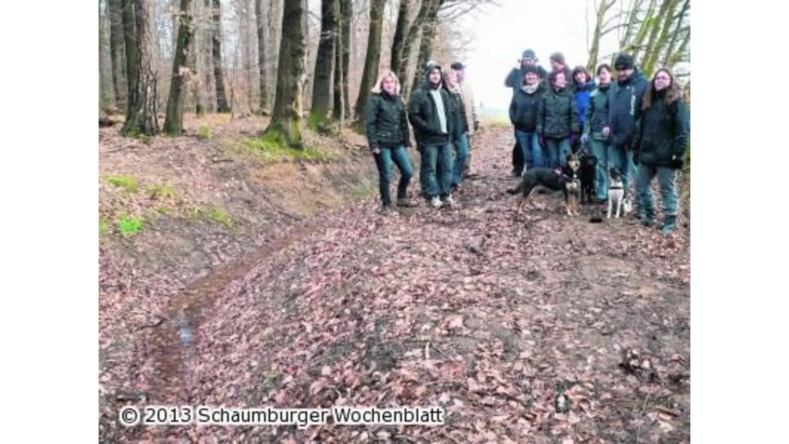Ein Graben versperrt den Weg in den Wald (Foto: red)