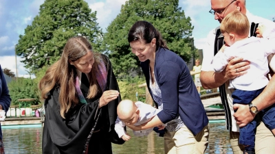 Hat Tradition: Die Taufe unter freiem Himmel im NaturErlebnisBad Luthe. (Foto: privat)